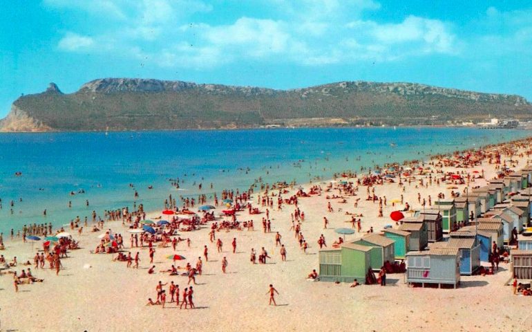 La Cagliari che non c’è più: il Poetto e i casotti in una foto del 1964