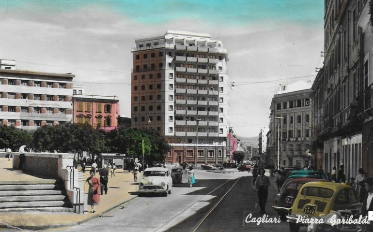 La Cagliari che non c’è più: una foto colorata di piazza Garibaldi nel 1965