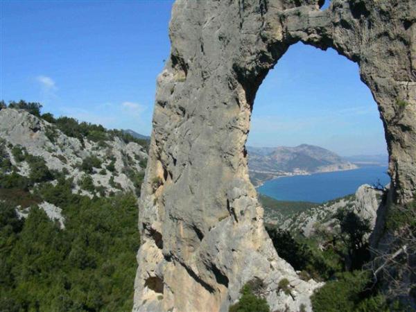 Diversificare l’offerta turistica per promuovere la Sardegna: il piano strategico della Regione