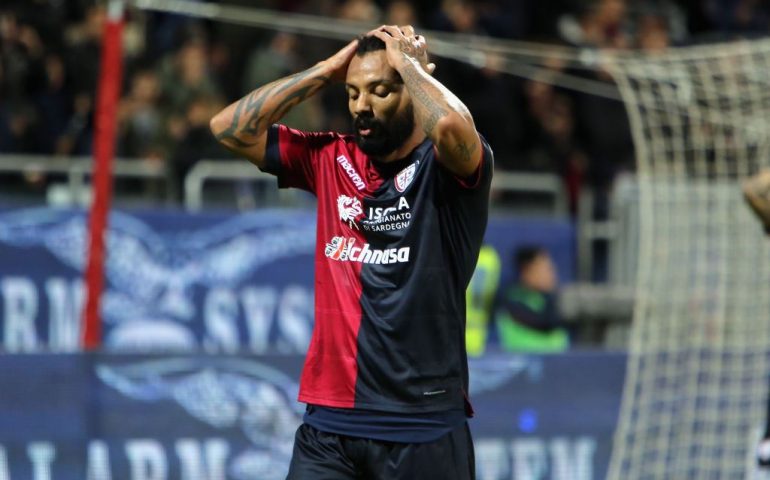 Milik implacabile su punizione: il Napoli batte il Cagliari solo nel finale