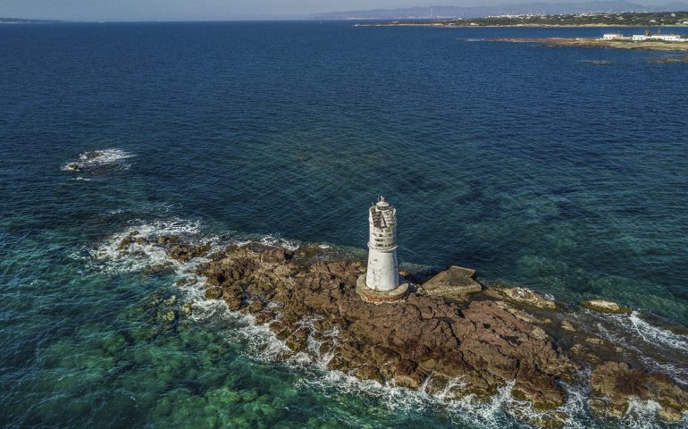 Lo Scoglio del mangiabarche non lontano da Punta Salina a Calasetta - Foto Sardegna Turismo