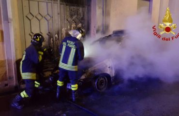 Notte di fuoco a Pirri in fiamme un'auto in via Cairoli (3)