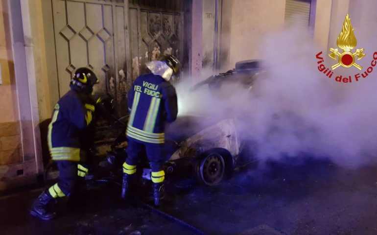Notte di fuoco a Pirri in fiamme un'auto in via Cairoli (3)