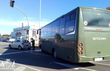 Poetto, autobus dell'Esercito tampona un'auto una donna di 48 anni al pronto soccorso