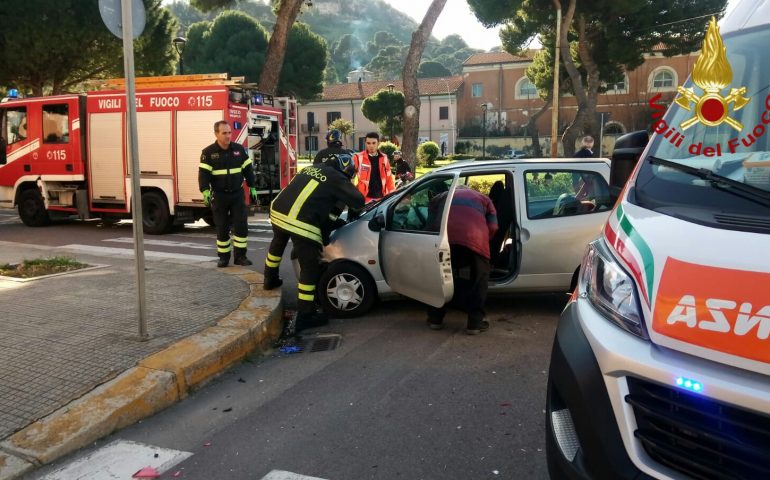 San Bartolomeo, auto brucia uno stop e finisce sul camion della spazzatura (1)