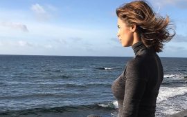 Elisabetta Canalis scruta il mare dai bastioni di Alghero