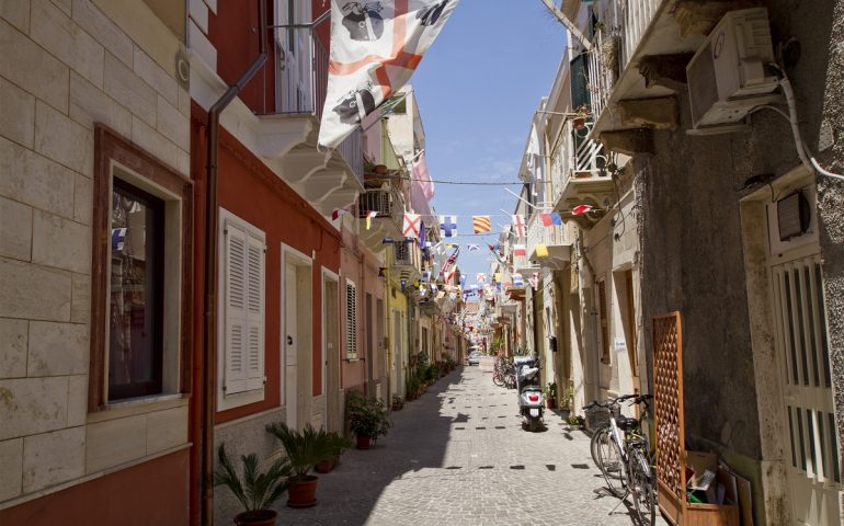 Via_Magenta,_Carloforte,_Isola_di_San_Pietro,_Carbonia-Iglesias,_Sardinia,_Italy_-_panoramio_(1)