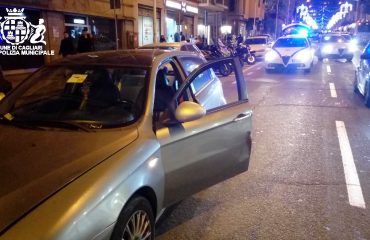 apre la portiere e passa il bus