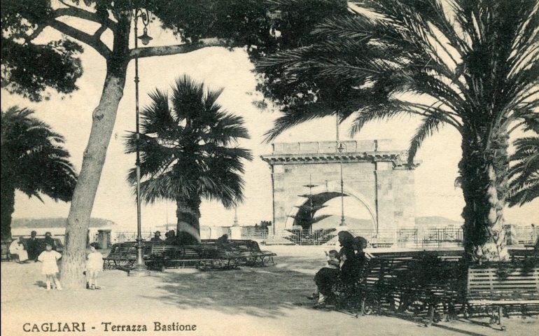 La Cagliari che non c’è più: la terrazza del Bastione in una foto del 1922