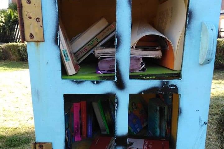 Cagliari, vandalizzata la casetta dei libri del giardino Mariposa: inciviltà e ignoranza vanno a braccetto