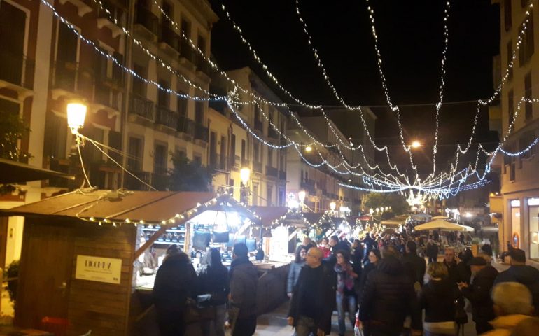 (VIDEO) Aria di Natale a Cagliari: hanno aperto le finestrelle delle casette del Mercatino