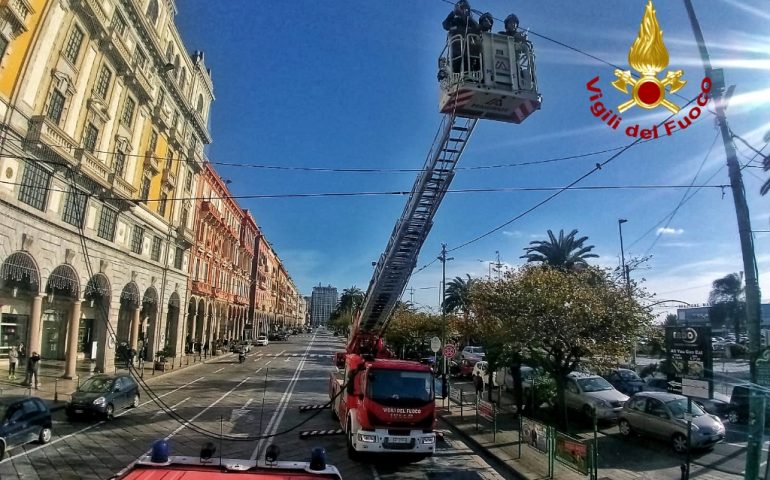 Cagliari, si stacca un cavo elettrico delle luminarie in via Roma: immediato intervento dei Vigili del Fuoco
