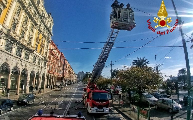 Cagliari, si stacca un cavo elettrico delle luminarie in via Roma: immediato intervento dei Vigili del Fuoco