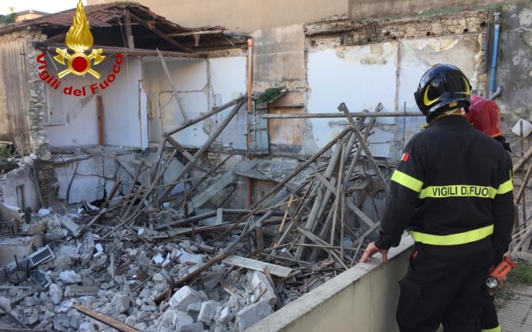 Crollo in via Tagliamento. Falegname sopravvissuto per miracolo: allertato dal cane