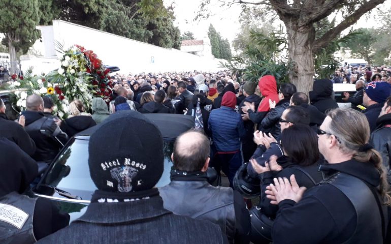 L’ultimo saluto a Daniele Saiu: non basta il piazzale del cimitero a contenere tutti gli amici