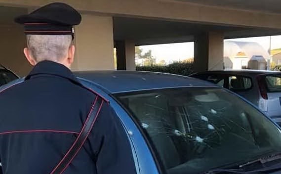 Selargius, impiegata trova l’auto crivellata da proiettili di fucile