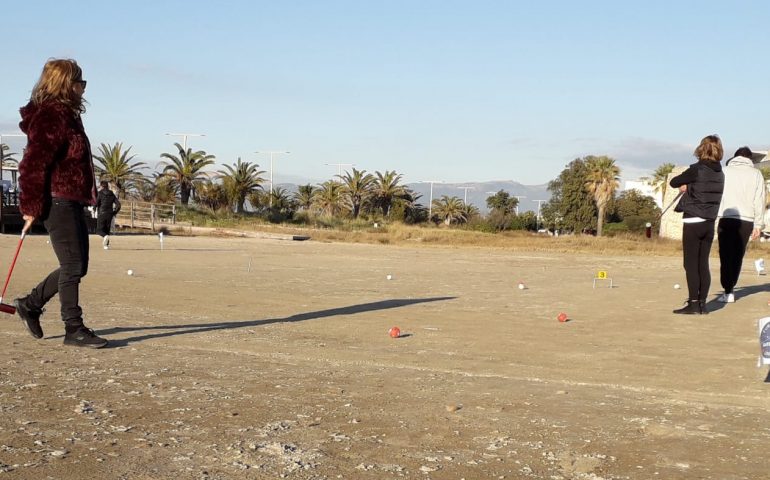 Non solo passeggiate, al Poetto si gioca anche a gateball, un gioco giapponese simile al croquet