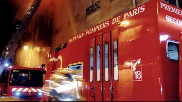Terribile incendio a Parigi: muoiono due bambine e una ragazza