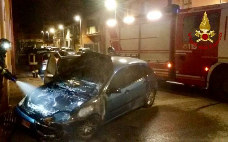 Sestu. Fiamme avvolgono un’auto in strada, gravi i danni