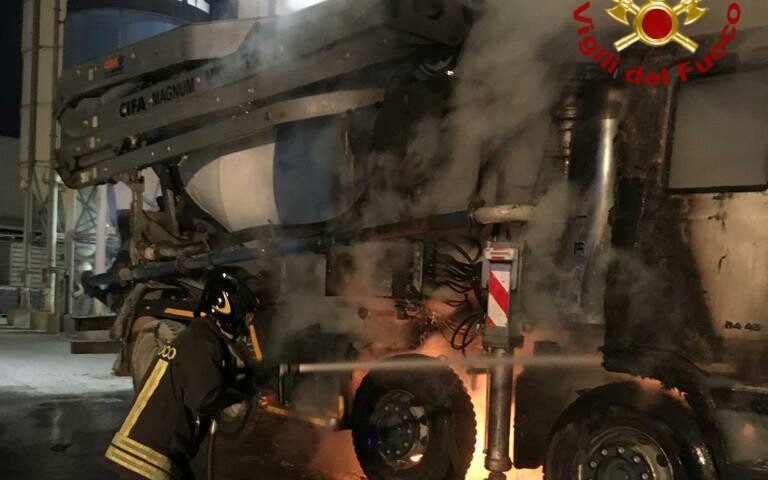(VIDEO) A fuoco due camion betoniera in viale Monastir. L’intervento dei Vigili del fuoco