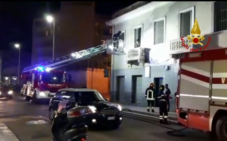 (VIDEO) Fumo dalla finestra di una palazzina in via Tuveri. Vigili del fuoco scongiurano il peggio