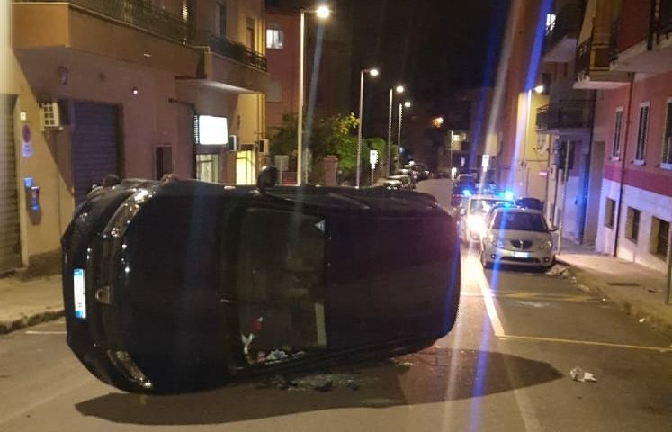 Cagliari, donna al volante si schianta su una macchina in sosta e si ribalta