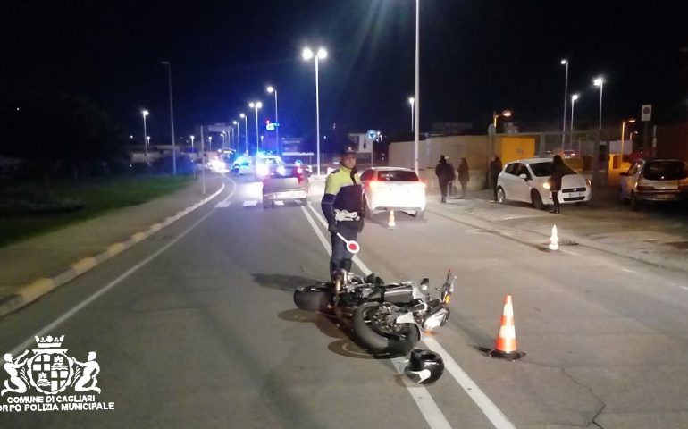 Perde il controllo della moto e investe due pedoni. Tre i feriti in via Pisano a Pirri