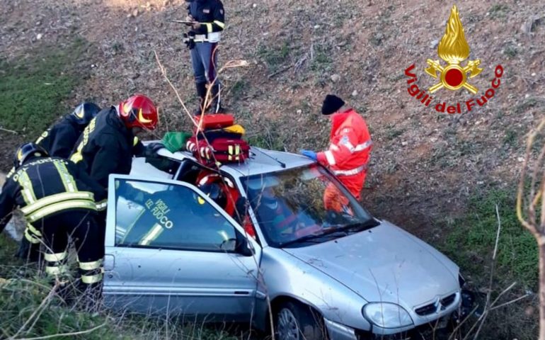 Auto cade in un canale vicino a San Sperate. Conducente estratto dai Vigili del fuoco