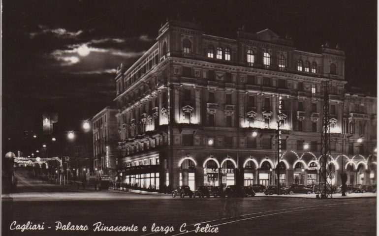 La Cagliari che non c’è più: luminarie natalizie in via Roma nel 1952