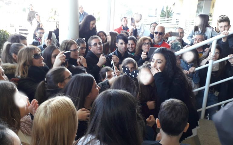 X Factor. Luna Melis arriva a Cagliari. Bagno di folla all’aeroporto per la giovane star di Uta