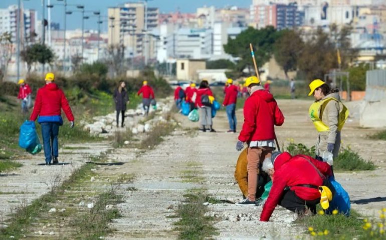 I giocatori del Cagliari, Daniela Ducato e i dipendenti Ichnusa ripuliscono il quartiere Sant’Elia