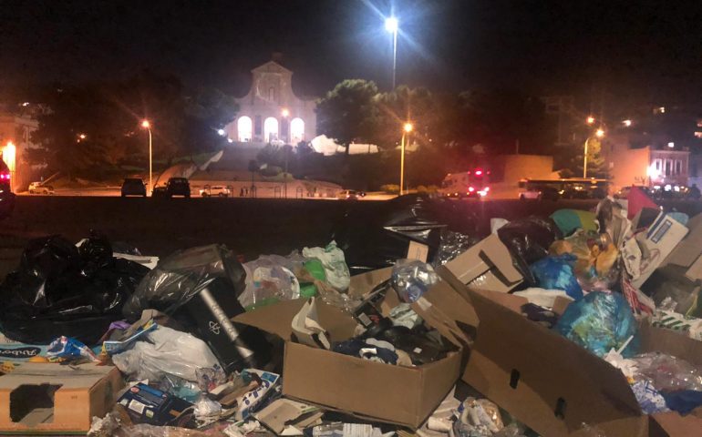 Cagliari: Piazza dei Centomila, rifiuti e luci a Bonaria..