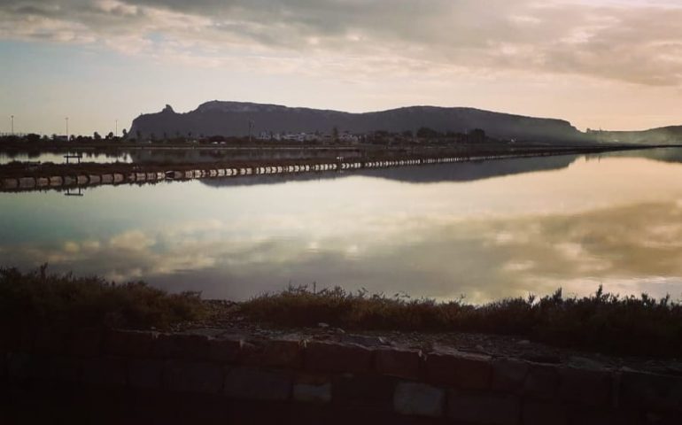 Cagliari, il cielo riflesso nello stagno e in lontananza la Sella del Diavolo nello scatto di un lettore