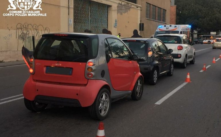 Cagliari, 60enne ubriaco fradicio al volante di una Smart va addosso alle macchine in fila