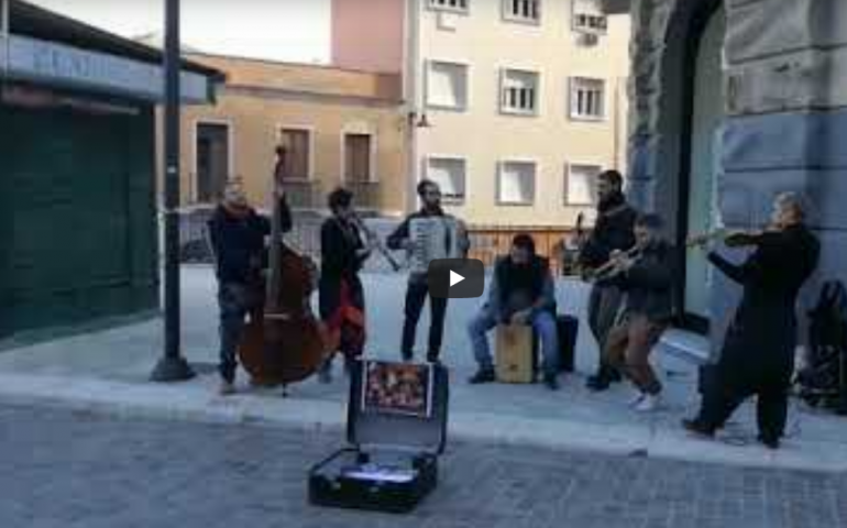 (VIDEO) Tzinghiry in Christmas: musica balcanica tra le vie del centro di Cagliari