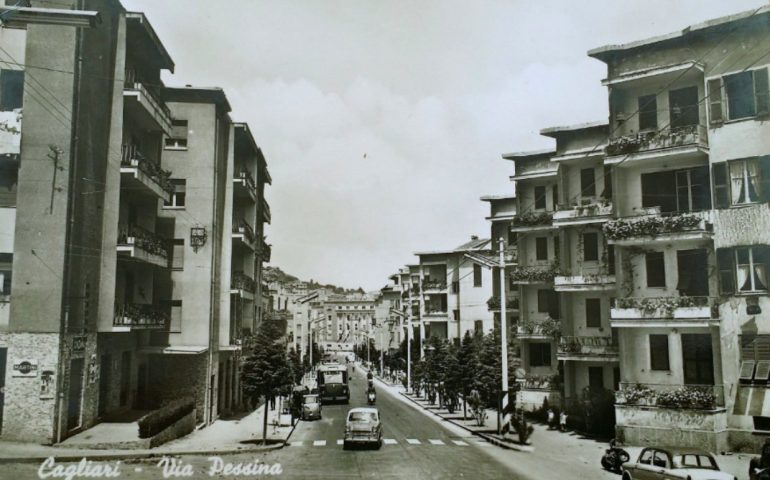 La Cagliari che non c’è più: una vecchia cartolina di via Pessina nel 1957