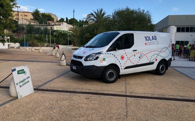 Riparte il van del 10LAB, il Science Centre di Sardegna Ricerche che porta le sue attività “a domicilio”
