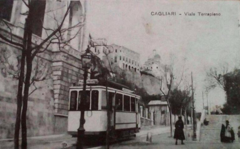 La Cagliari che non c’è più: il vecchio tram per Piazza Palazzo in una foto del 1903
