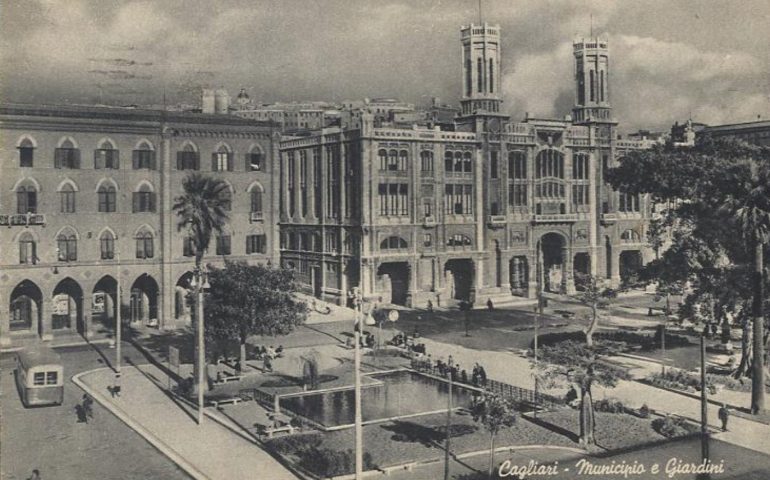 La Cagliari che non c’è più: via Roma e il Municipio in una foto del 1951
