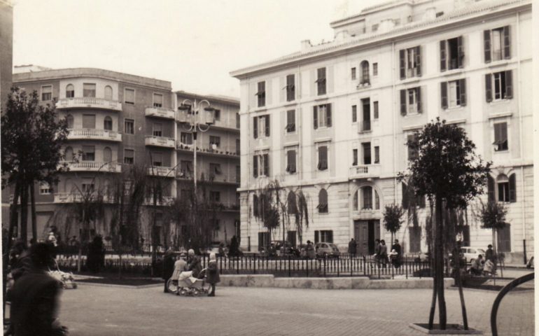 La Cagliari che non c’è più: piazza Galilei nel 1958, bambini e carrozzine in una città senza traffico