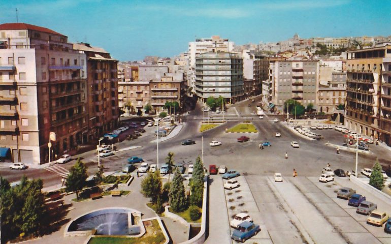 La Cagliari che non c’è più: piazza Repubblica in una foto a colori del 1970