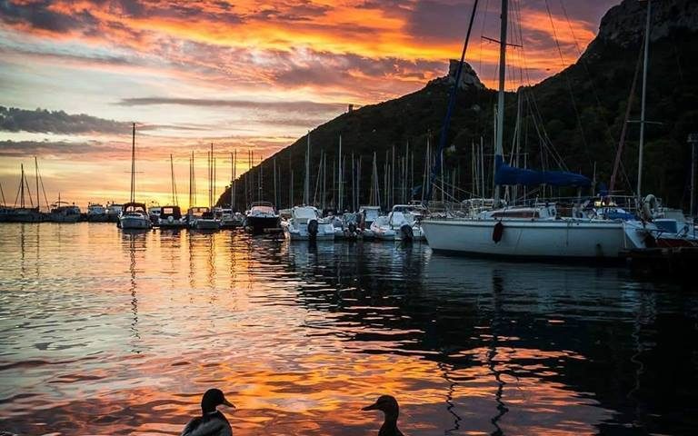 20 gennaio, alba a Marina Piccola in una magnifica foto di Marco Pusceddu