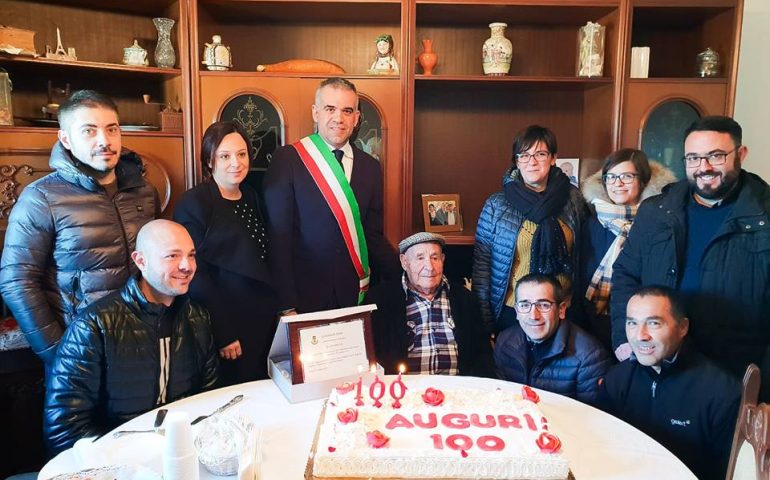 Jerzu festeggia il suo centenario: 100 candeline e targa commemorativa per Giovanni Loi (VIDEO)
