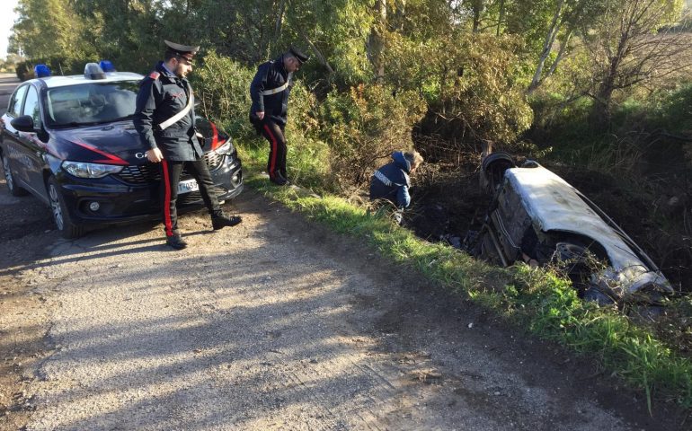 Lanciano un’auto giù nella scarpata e la incendiano: indagano i carabinieri