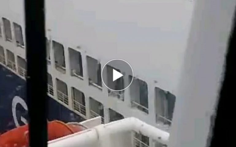 Olbia, impressionante collisione tra navi nel porto (il VIDEO)