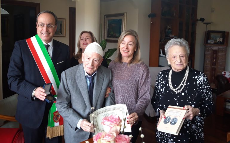 Giovanni Battista Pinna con i familiari e l'assessore Roberto Marras