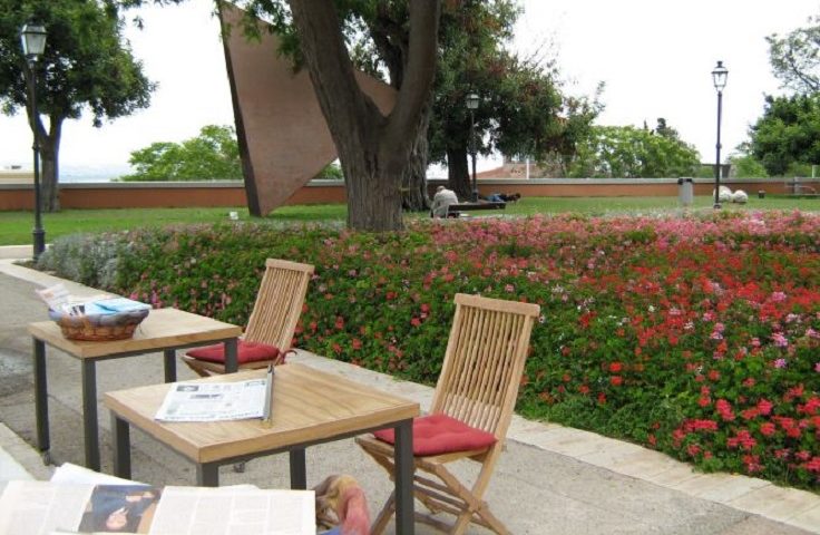 Il servizio di emeroteca dei Giardini Pubblici di Cagliari dove si potevano consultare gratuitamente i quotidiani - Foto di Cagliari Turismo