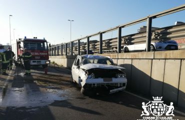 Incidente asse mediano auto si ribalta