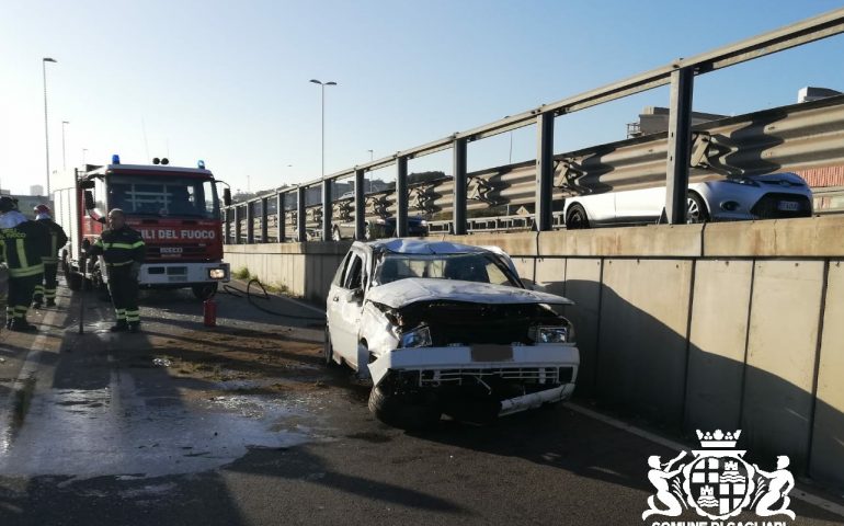 Incidente asse mediano auto si ribalta