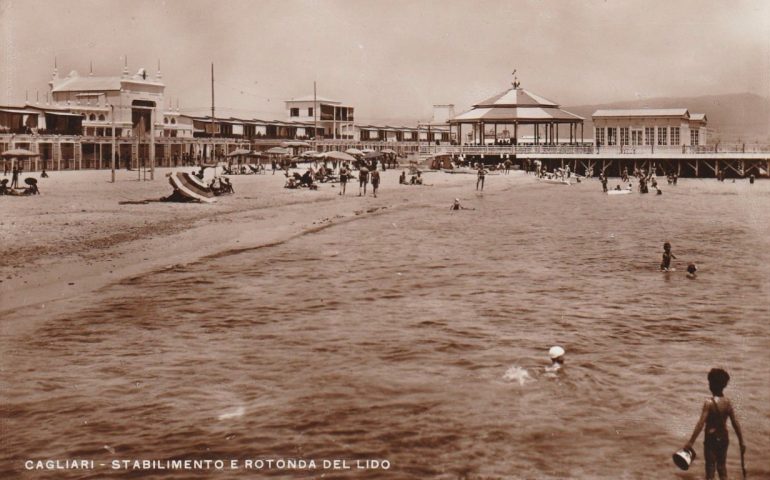 La Cagliari che non c’è più: il Poetto e la Rotonda del Lido in una foto del 1930